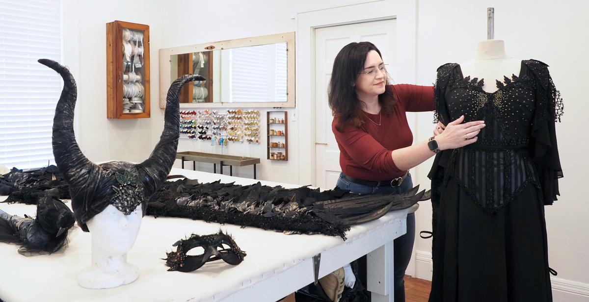 克里斯蒂娜•约翰逊, 在南方学院教戏剧和服装设计的老师, 在莫比尔的Revelry Bloom工作室制作一件狂欢节礼服. 精心制作的服装,  灵感来自电影《沉睡魔咒》,被选中在移动嘉年华博物馆展出.